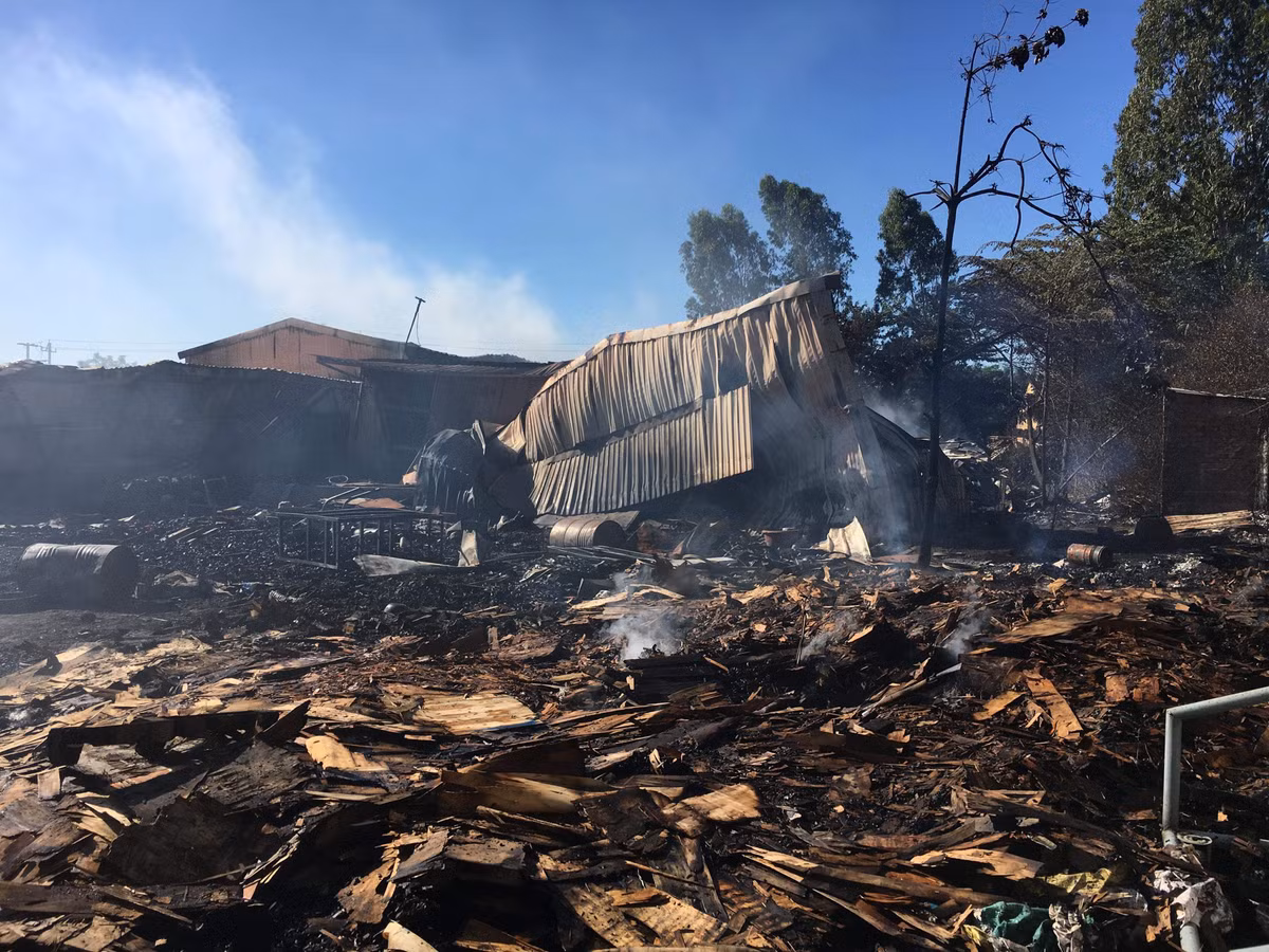 Chay kho chua go 1.500 m2, hon 100 chien si trang dem dap lua