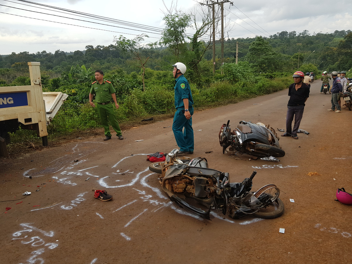 2 xe máy đấu đầu, nữ giáo viên ở tử vong 2 xe may dau dau, nu giao vien o tu vong
