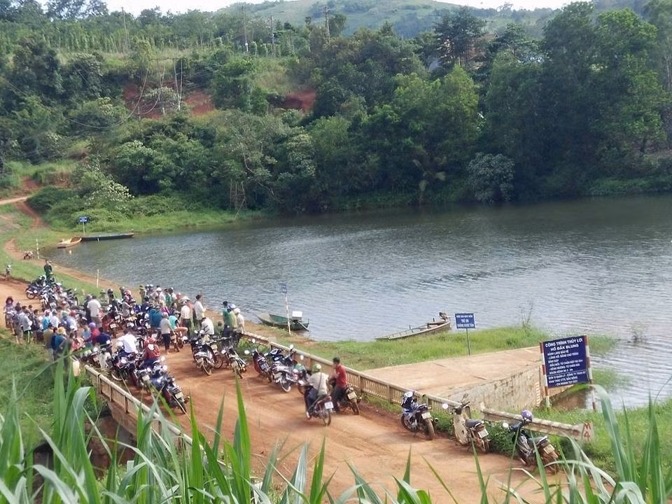 3 nguoi di chan bo bi nuoc cuon troi tu vong o Gia Lai