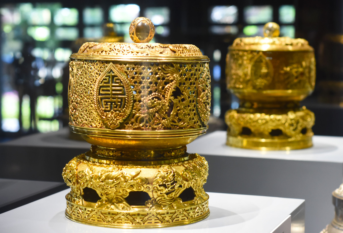 Đỉnh thờ, vật dụng dùng trong nghi lễ cung đình.