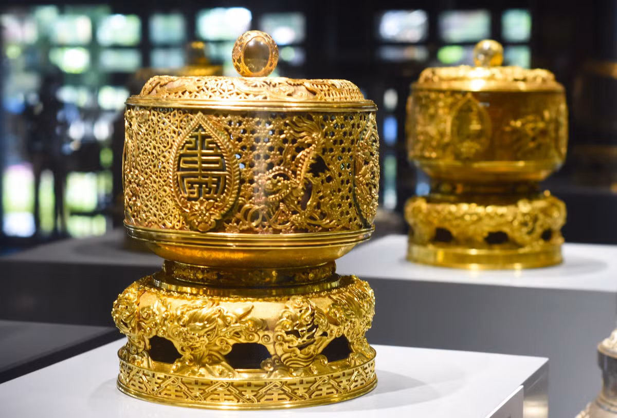 Đỉnh thờ, vật dụng dùng trong nghi lễ cung đình.