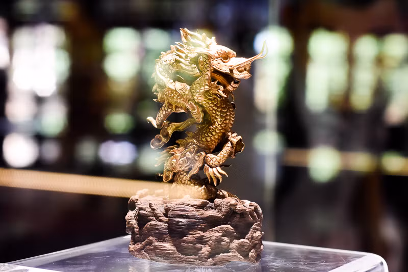 Tượng rồng bằng vàng và gỗ để trang trí phòng của vua. Niên hiệu Thiệu Trị thứ 2 (1842).