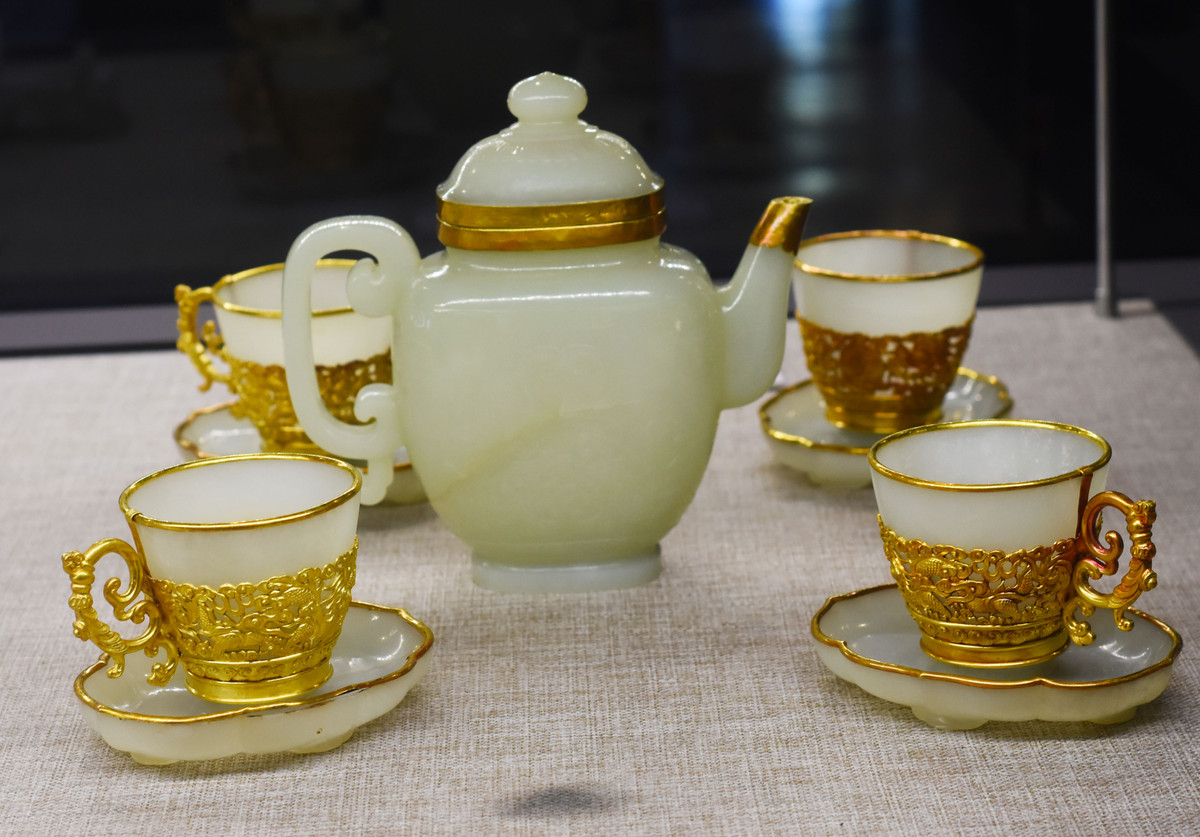 Bộ đồ trà bằng vàng, ngọc. Niên hiệu Khải Định (1916- 1925).