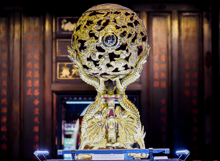 Triển lãm trưng bày hơn 80 hiện vật được chia thành 4 nhóm gồm: Hiện vật biểu trưng quyền lực, đồ thờ tự và nghi lễ, văn phòng tứ bảo và đồ sinh hoạt.