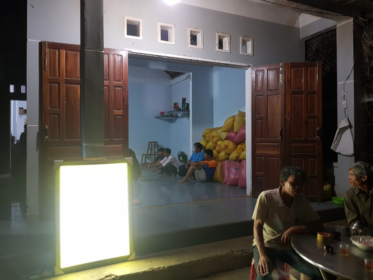 Đi gặt lúa, hai cha con bị sét đánh thương vong Di gat lua, hai cha con bi set danh thuong vong