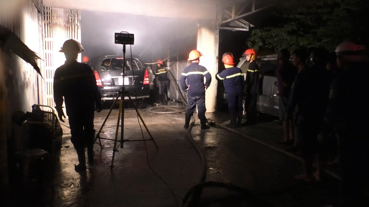 Gara o Da Nang chay lon, nhieu oto bi lua thieu rui