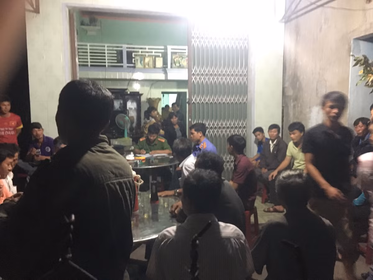 Nghi no nan, doi vo chong treo co tu tu tai nha rieng