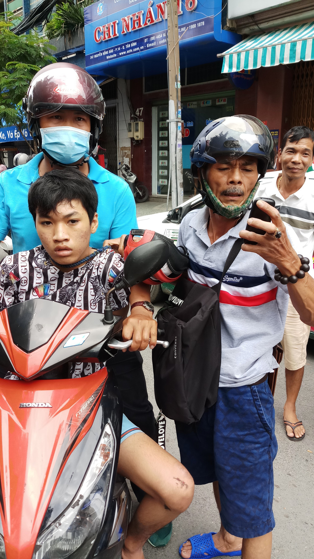 TP HCM: “Hiệp sĩ” truy kích, tóm gọn đối tượng cướp giật trên phố TP HCM: “Hiep si” truy kich, tom gon doi tuong cuop giat tren pho