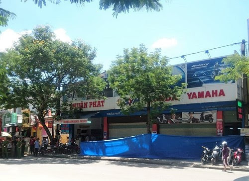 Phat hien vat la nghi la min truoc dai ly xe may