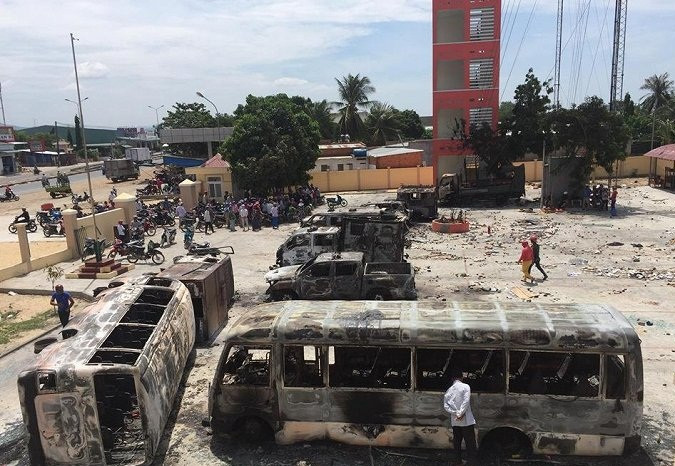 Hàng loạt đối tượng gây rối, tấn công công an ở Bình Thuận lĩnh án - Hình 2 Hang loat doi tuong gay roi, tan cong cong an o Binh Thuan linh an-Hinh-2