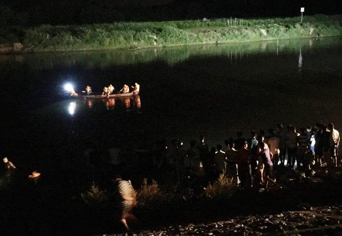 Canh sat ngup lan suot dem tim kiem thi the hai cha con