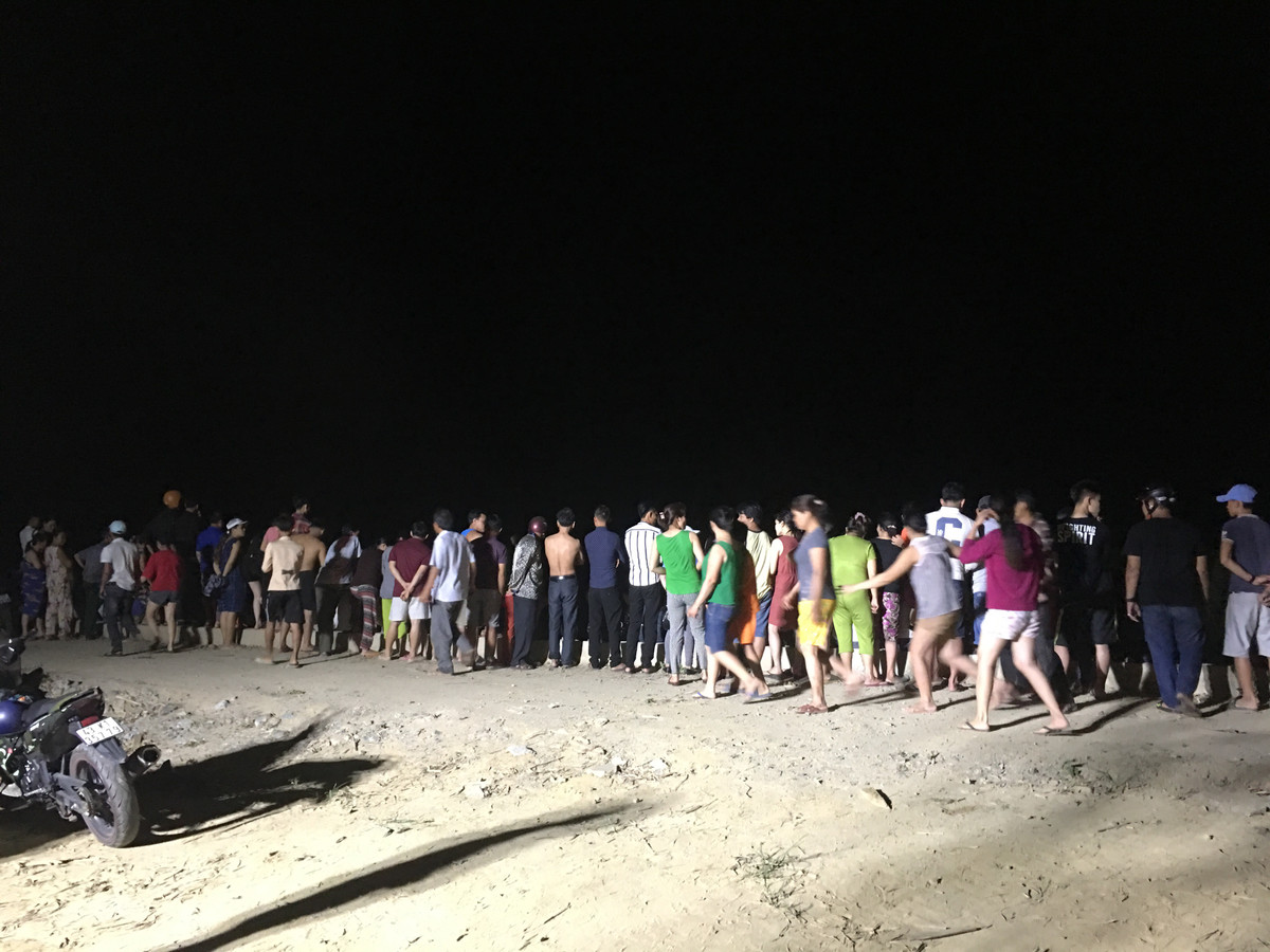 Cảnh sát ngụp lặn suốt đêm tìm kiếm thi thể hai cha con - Hình 2 Canh sat ngup lan suot dem tim kiem thi the hai cha con-Hinh-2