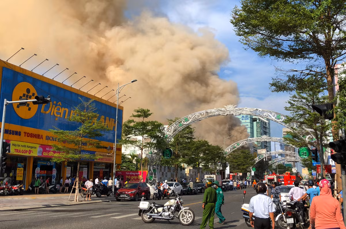 Can canh 100 chien si dap lua vu chay quan bar o Da Nang