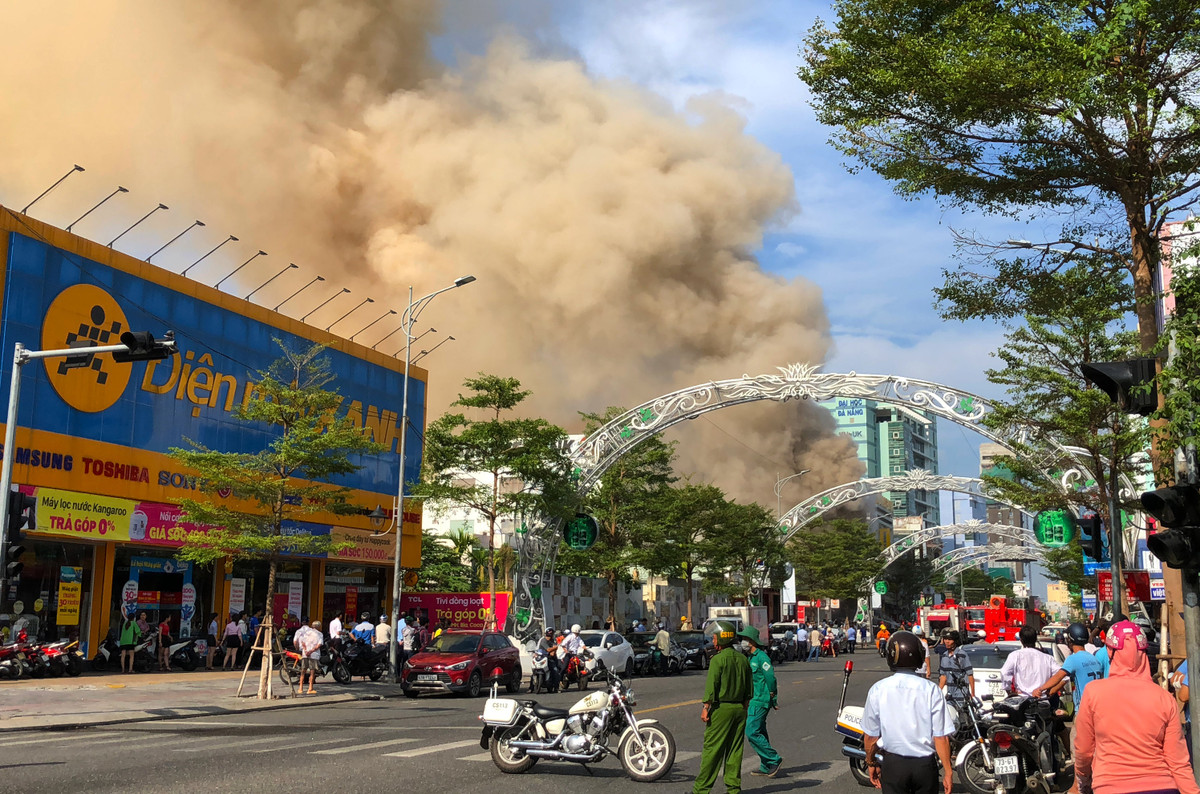 Can canh 100 chien si dap lua vu chay quan bar o Da Nang