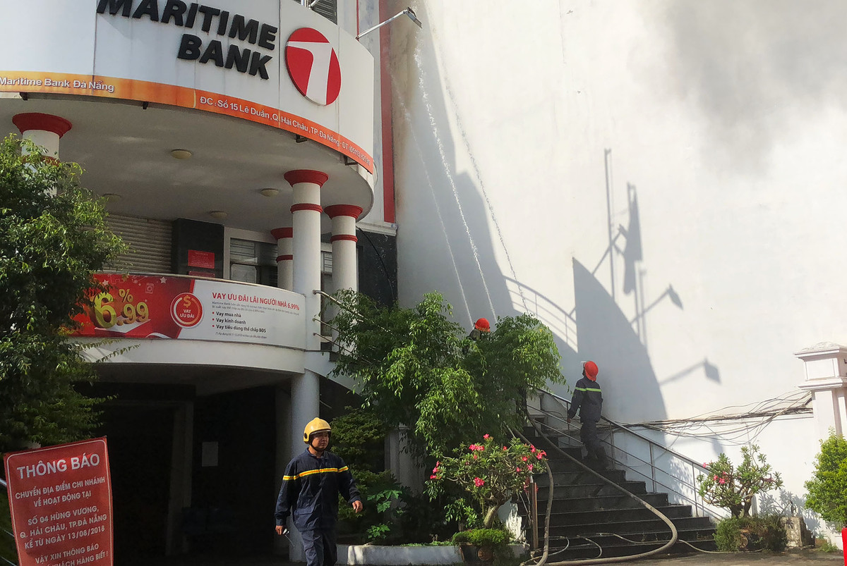 Bên cạnh quán bar là ngân hàng Maritimebank.