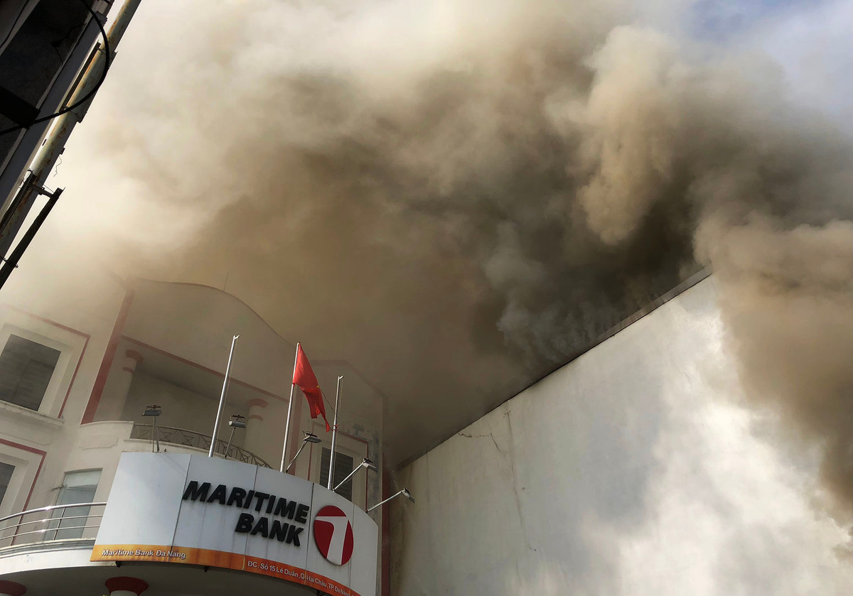 Cột khói bốc cao hàng chục mét.