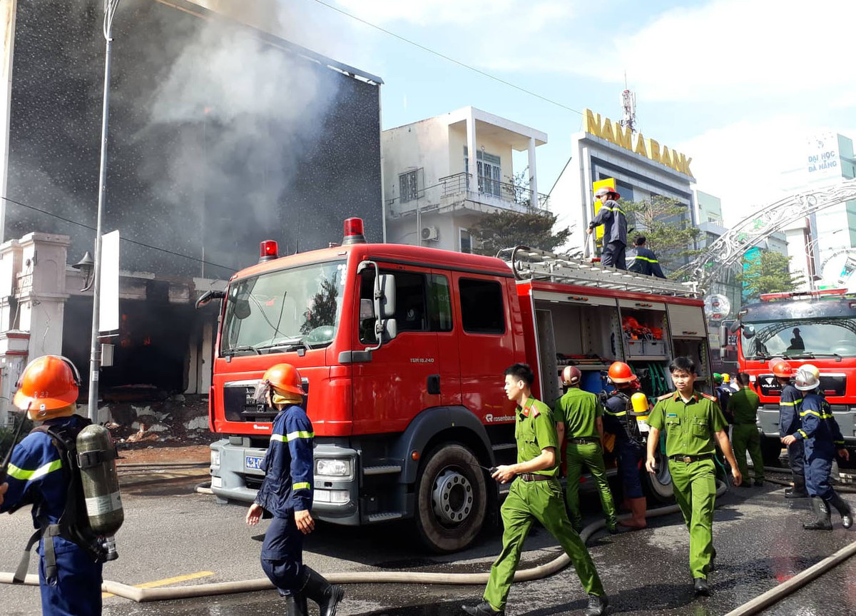 Đến 9h15 cùng ngày đám cháy cơ bản được dập tắt.