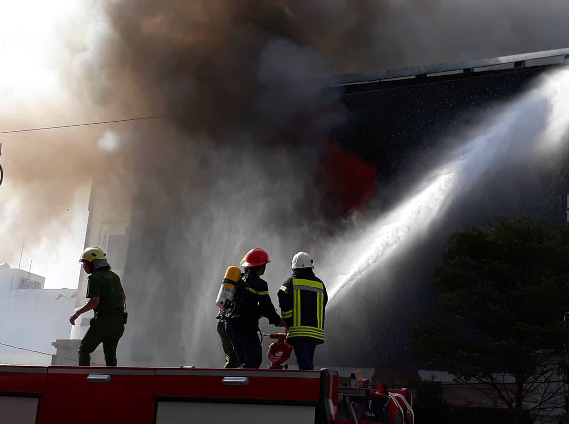 Các chiến sĩ phải chia nhiều hướng tiếp cận đám cháy.