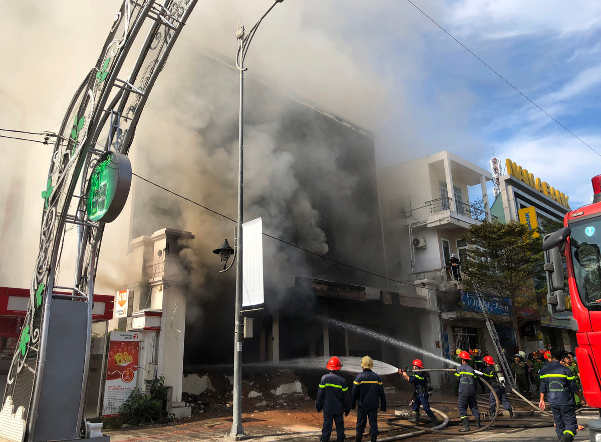 Can canh 100 chien si dap lua vu chay quan bar o Da Nang-Hinh-2