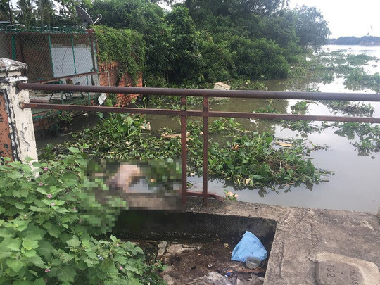 Phát hiện thi thể nam thanh niên lõa thể trôi trên sông Sài Gòn Phat hien thi the nam thanh nien loa the troi tren song Sai Gon