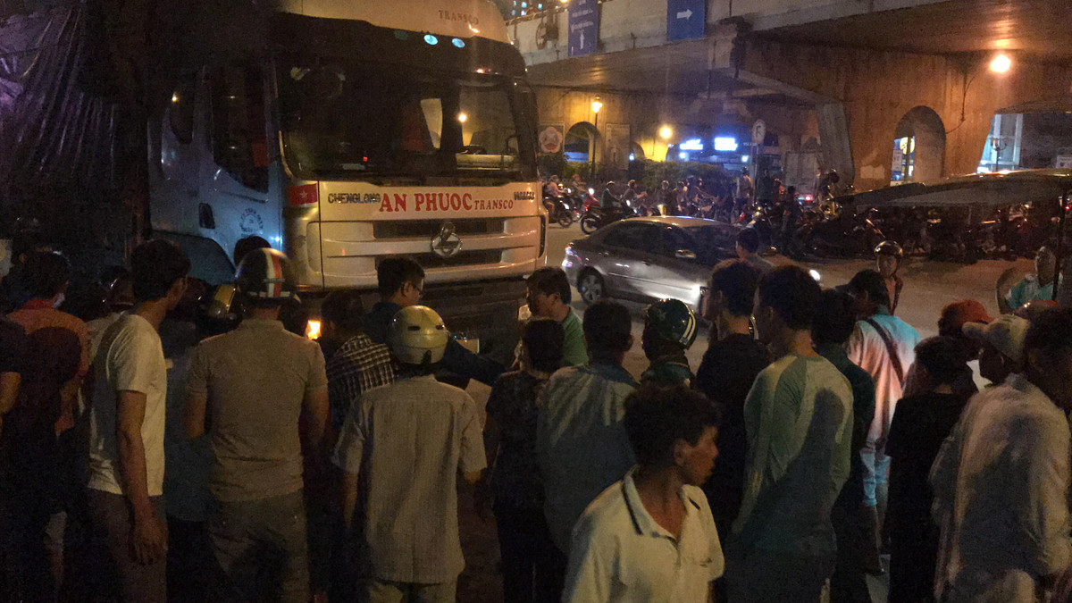 Bị xe tải kéo lê trên đường, nam thanh niên tử vong Bi xe tai keo le tren duong, nam thanh nien tu vong