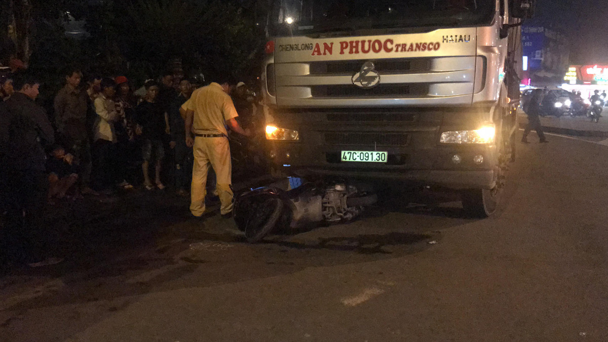 Bị xe tải kéo lê trên đường, nam thanh niên tử vong - Hình 2 Bi xe tai keo le tren duong, nam thanh nien tu vong-Hinh-2