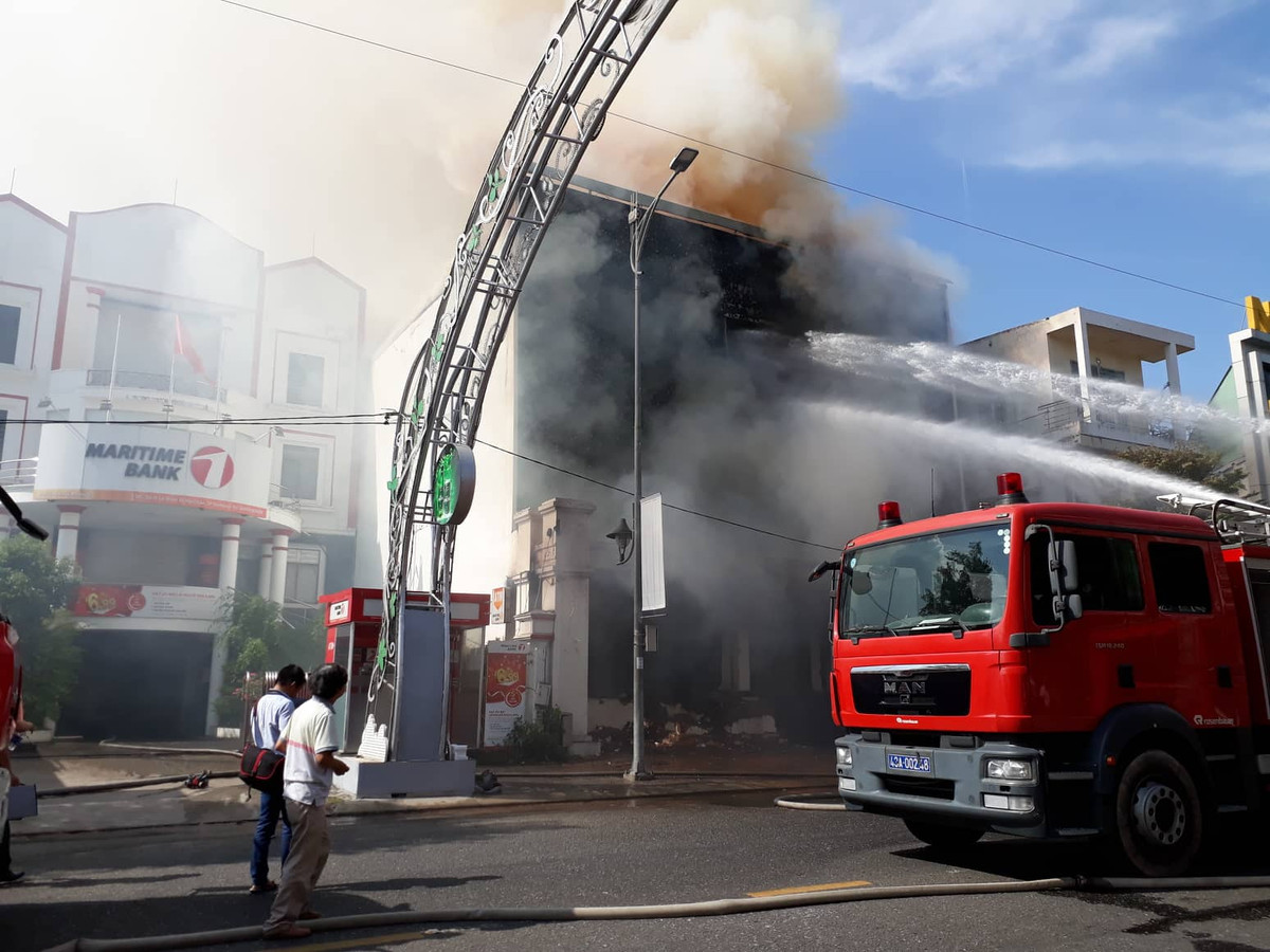 Chay quan bar tai Da Nang, hang chuc nguoi thao chay