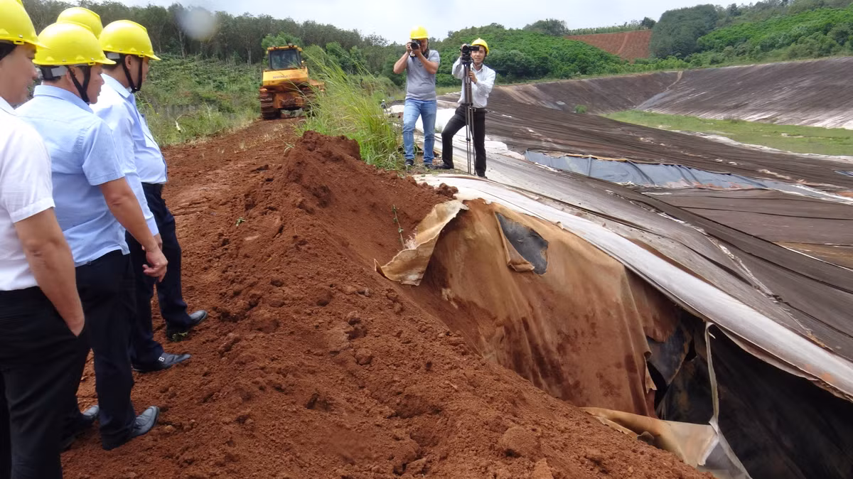 Sut lun tai khu vuc ho chua bun do Nha may Alumin Nhan Co-Hinh-2