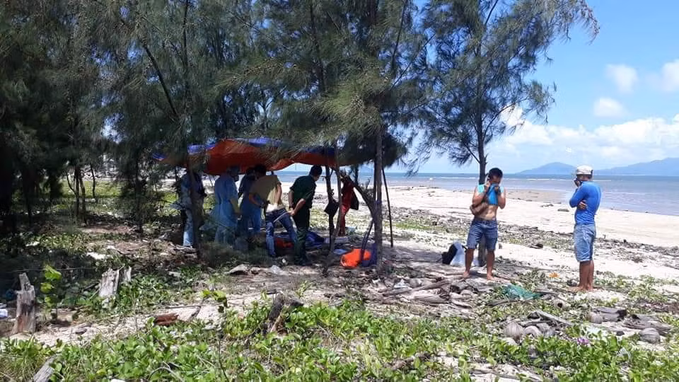 Phat hien thi the nguoi khong mac ao quan noi tren bien