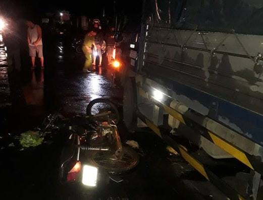 Xe tải tông nhau trên đường đường Hồ Chí Minh, 2 người nhập viện nguy kịch - Hình 2 Xe tai tong nhau tren duong duong Ho Chi Minh, 2 nguoi nhap vien nguy kich-Hinh-2