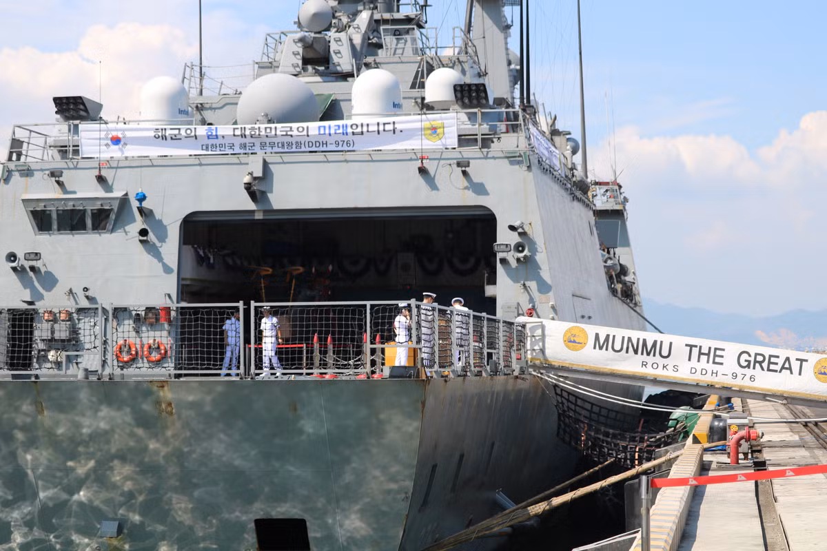 Tau khu truc cua hai quan Han Quoc tham Da Nang