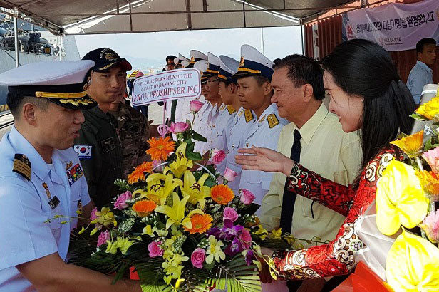 Tàu khu trục của hải quân Hàn Quốc thăm Đà Nẵng - Hình 2 Tau khu truc cua hai quan Han Quoc tham Da Nang-Hinh-2