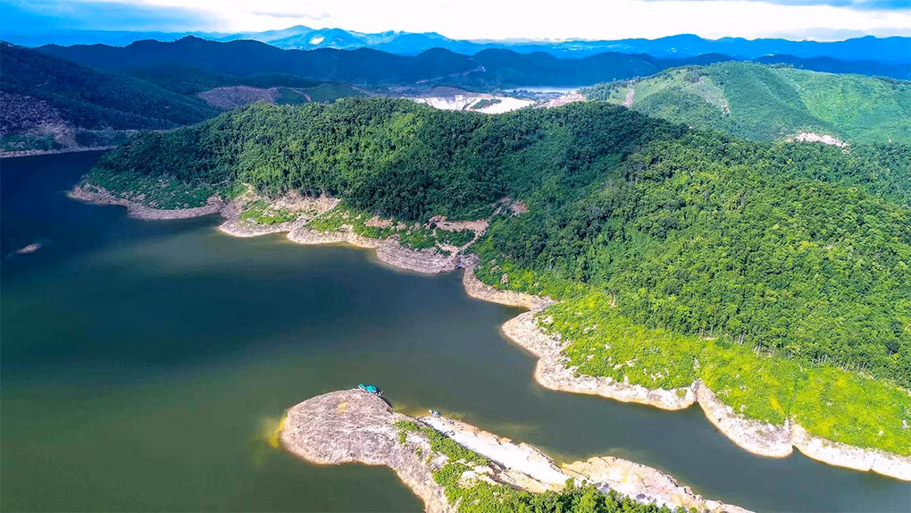 Vườn quốc gia Vũ Quang được biết đến là một trong những trung tâm đa dạng sinh học bậc nhất của Việt Nam, nơi có nhiều loài sinh vật đặc hữu chỉ có ở Việt Nam.