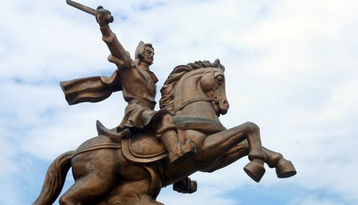 Năm 1788, vua Càn Long đem 20 vạn quân Mãn Thanh sang đánh. Quang Trung kéo 10 vạn quân thần tốc ra Bắc nhằm đón đánh quân xâm lược trước khi chúng tiến vào nước ta. Trong trận Ngọc Hồi – Đống Đa, quân Thanh đại bại, xác chất cao hơn núi. Số còn lại bỏ chạy tán loạn, 20 vạn quân Thanh bị phục kích truy sát chết gần hết.