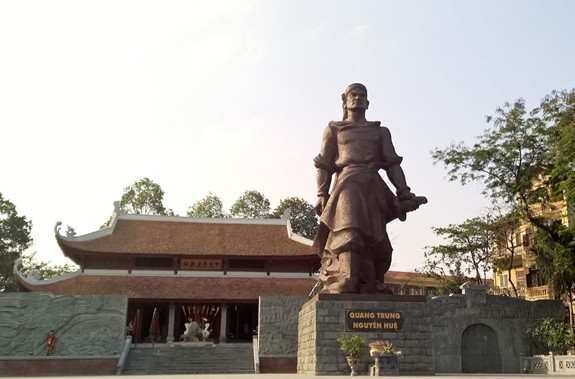 Nguyễn Huệ (1753 – 1792) : Vua Quang Trung của triều đại Tây Sơn xứng đáng là một trong những vị vua giỏi chiến trận nhất trong số các vua chúa nước Việt. Trên chiến trường, ông chỉ có tiến, không lùi.
