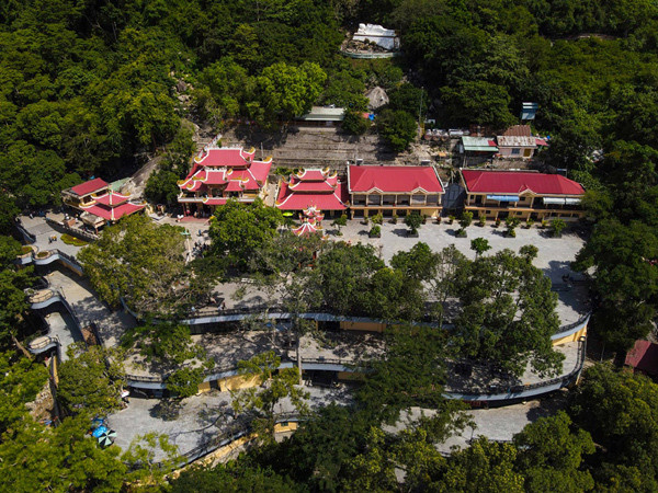 Những đoàn người hì hục leo núi, thỉnh thoảng hỏi nhau: “Mệt không?” Cả đoàn người phải đồng thanh hô lớn: “Khỏe!”, mặc dù ai cũng thở ra đằng tai. Tiếng hô “khỏe” lan truyền từ người mới đến chân núi lan dài đến người leo đến gần Điện Bà thành một thứ âm thanh vang dội núi rừng.