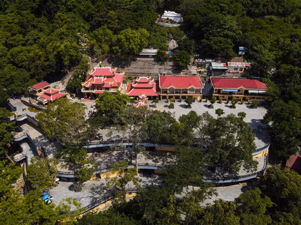 Những đoàn người hì hục leo núi, thỉnh thoảng hỏi nhau: “Mệt không?” Cả đoàn người phải đồng thanh hô lớn: “Khỏe!”, mặc dù ai cũng thở ra đằng tai. Tiếng hô “khỏe” lan truyền từ người mới đến chân núi lan dài đến người leo đến gần Điện Bà thành một thứ âm thanh vang dội núi rừng.