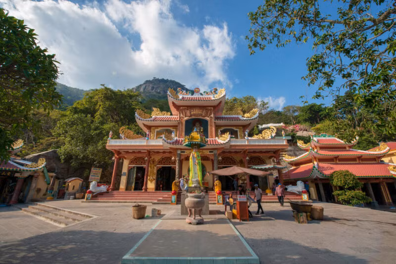 Người dân nơi đây cho biết, ngày xưa đường lên núi Bà Đen cực kỳ gian nan. Muốn lên tới đỉnh phải băng qua những tảng đá dưới những tán rừng đầy thú dữ. Hồi đó, có một giao ước bất thành văn rằng: Khi leo núi cấm thốt tiếng “mệt”.