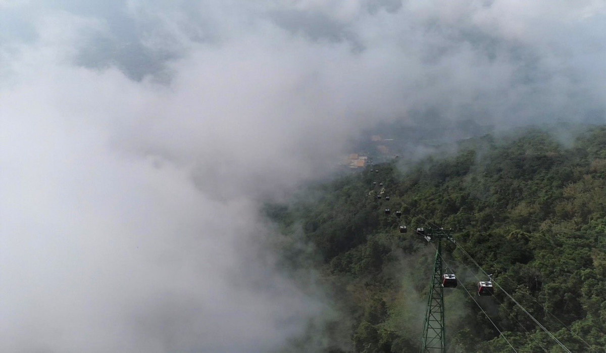 Khi Lê Sĩ Triệt tòng quân, ở nhà trong một lần lên núi lạy Phật và thăm dưỡng nhà sư Trí Tân, lại bị nhóm kẻ xấu trước đó vây bắt, toan làm nhục. Để giữ lòng trung trinh, nàng đã nhảy xuống khe núi tử tiết.