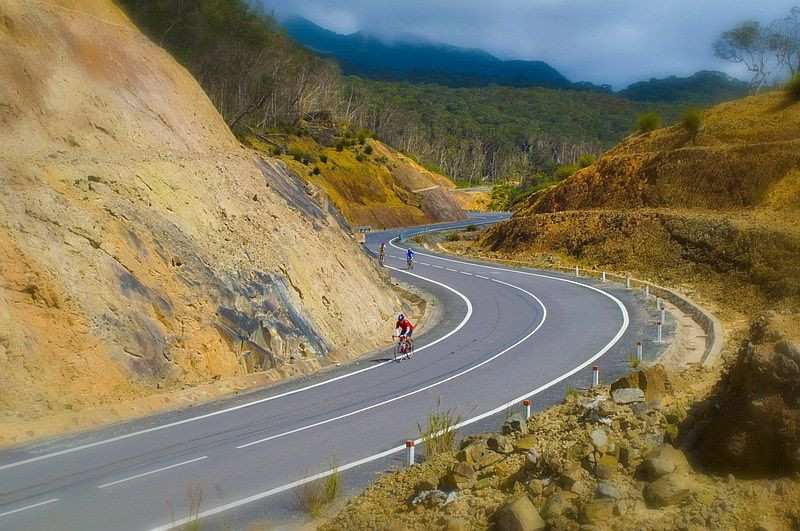 Mặc dù nguy hiểm luôn rình rập, nhưng đây cũng là một trong những con đường đẹp nhất Việt Nam nối liền cao nguyên hoa và phố biển mộng mơ. Chính vì thế mới có câu “Đèo Khánh Lê vừa mê vừa sợ”.