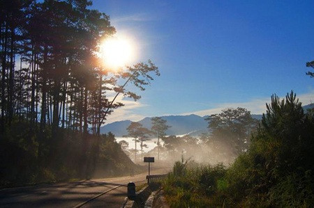 Đèo Hòn Giao có địa hình phức tạp với một bên là vách đá cao một bên là vực sâu đến 300m.