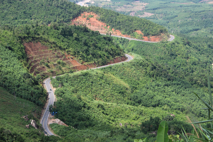 Đèo Hòn Giao cao 1.700m còn được biết đến với những tên gọi như đèo Khánh Lê, Khánh Vĩnh, Bidoup, Long Lanh và một tên gọi của riêng dân du lịch: đèo Omega.