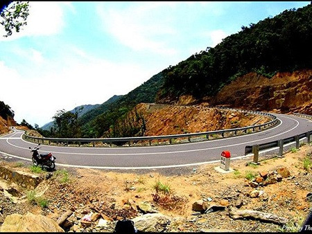 Ngoài ra, dù mặt đường đẹp, lưu lượng xe qua lại không nhiều nhưng đường khá hẹp, nhiều khúc cua gấp, cua đánh võng, nhất là lúc đổ đèo khiến nhiều người cảm thấy lạnh sống lưng.