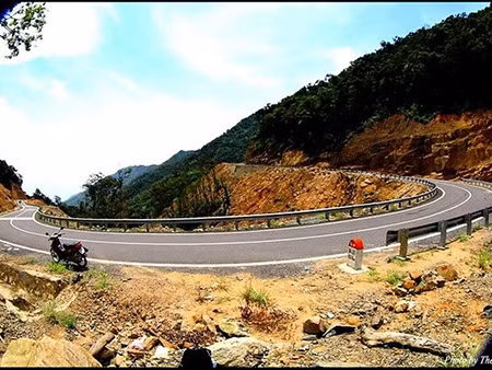 Ngoài ra, dù mặt đường đẹp, lưu lượng xe qua lại không nhiều nhưng đường khá hẹp, nhiều khúc cua gấp, cua đánh võng, nhất là lúc đổ đèo khiến nhiều người cảm thấy lạnh sống lưng.