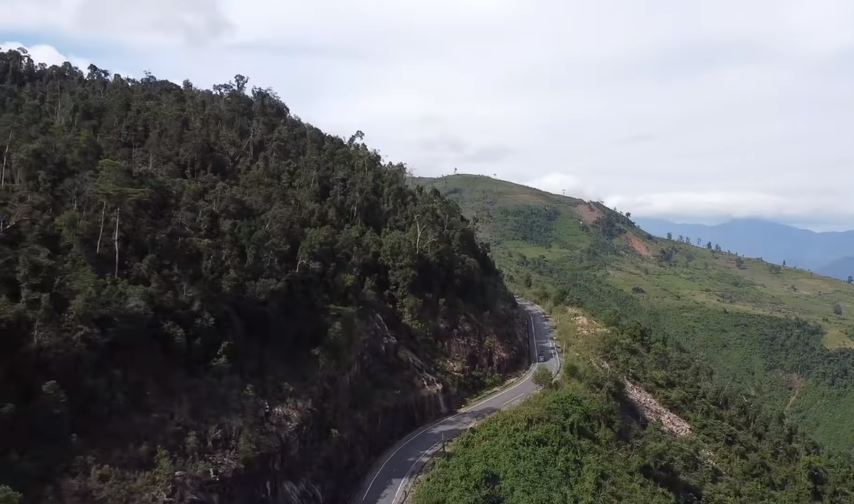 Đèo Hòn Giao nằm trong Cung đường xanh Tây Nguyên nối thành phố biển Nha Trang với thành phố hoa Ðà Lạt.