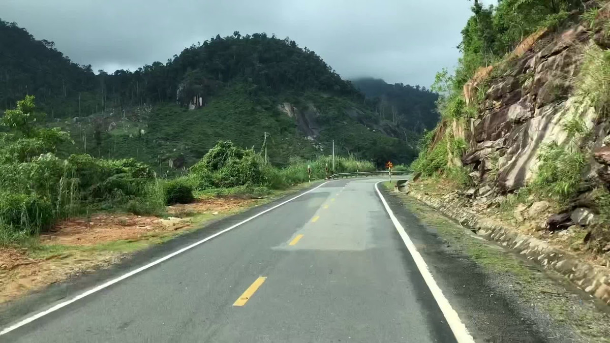 Ngoài ra, lượng mưa ở đây khá lớn nên đoạn đường này hay bị sạt lở. Vào mùa mưa, đường đèo thường hứng chịu hàng ngàn tấn đất đá đổ xuống làm giao thông tê liệt. Mùa mưa năm 2018 tại tuyến đèo này đã xảy ra hơn 10 điểm sạt lở. 
