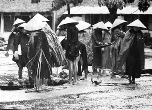 Bà khuyên triều thần: "một sợi tơ, một hột gạo cũng đều là máu mỡ của dân, cho nên lãng phí đã không ích gì, mà lại đáng tiếc lắm vậy, chi bằng cất vào kho để dùng vào việc nước".