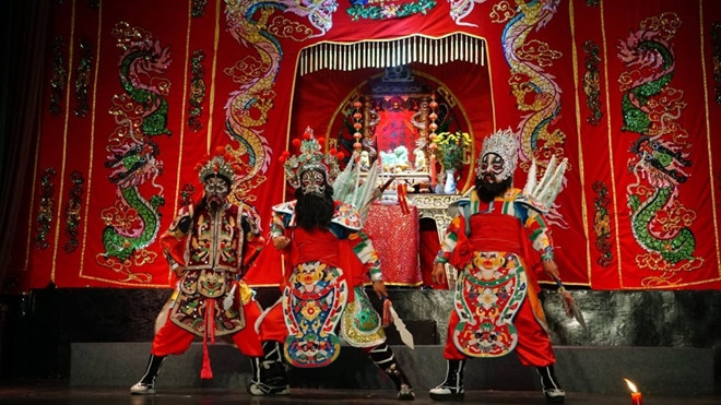 Có lần cùng Vua xem hát bội, thấy diễn vở chém giết, bà cũng nghiêm túc nhắc nhở: “Sao lại diễn ra quá kỹ cái trò thất đức như vậy? Con giết cha, anh giết em thì còn gì là đạo lý nữa? Nước mình khác, nước người khác, không được bắt chước mà diễn xằng bậy!”. 