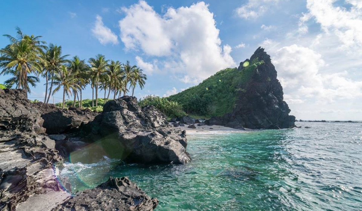 Lý Sơn không chỉ là bí ẩn của đội hùng binh năm xưa vâng mệnh các vị vua, chúa thời Nguyễn quyết dứt áo ra đi, một đi không trở lại để bảo vệ biên cương tổ quốc, mà còn là bí ẩn của lớp cư dân bản địa từng sinh sống trên đảo 2.500 năm về trước, cư dân Sa Huỳnh, lưu vết lại tại các di chỉ khảo cổ Xóm Ốc, Suối Chình.