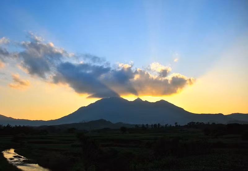 Trong sách “Thượng Kinh phong vật chí”, phần viết về xứ Đoài có câu: “Ba Vì không chỉ là núi thiêng mà khí ở đây rất vượng, tốt cho sức khỏe”. Đây cũng là lý do mà những năm 40 thế kỷ XX, thực dân Pháp đã cho xây khu nghỉ dưỡng ở trên núi.